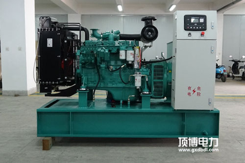 一臺750kW柴油發(fā)電機(jī)組工作小于100h，起動(dòng)排氣管有大量白煙